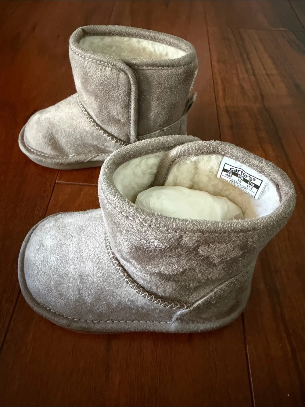 Kids Plush-Lined Boot in Light Gray - Cozy Winter Footwear Size 4
